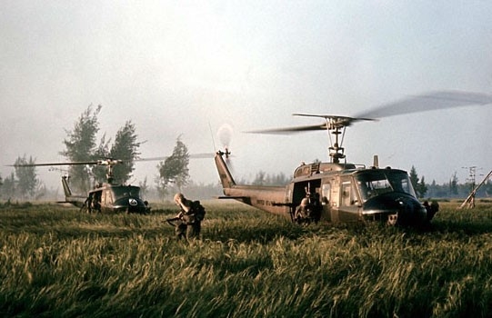 cảnh chiếc trực thăng Mỹ hạ xuống cánh đồng Mỹ Lai, tiếp cứu 10 người dân vô tội