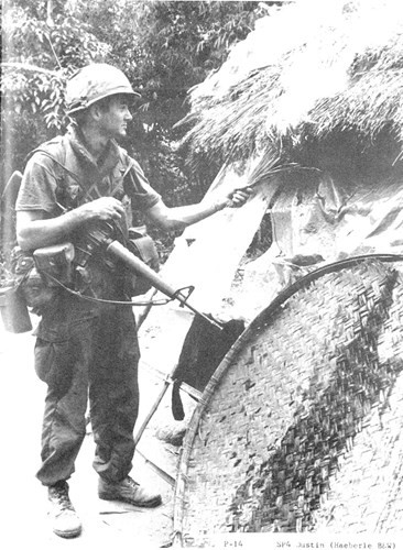 Năm 1968, trận Mỹ Lai, quân đội Mỹ cho lính đốt nhà dân